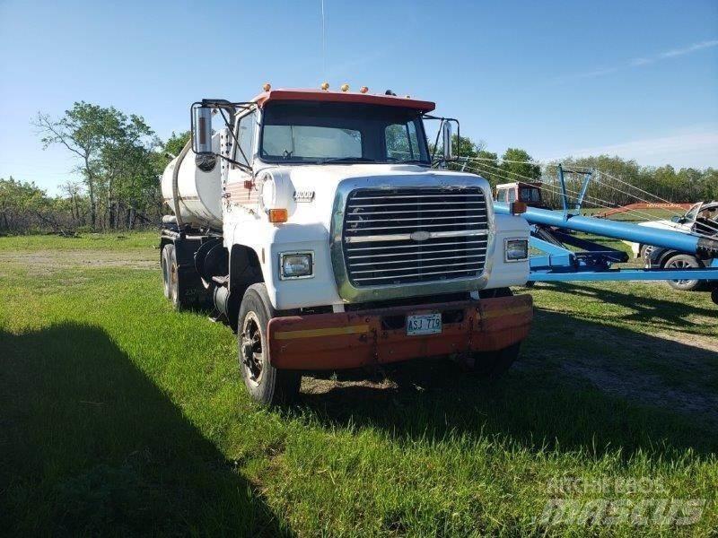 Ford L8000 Cisternové nákladné vozidlá