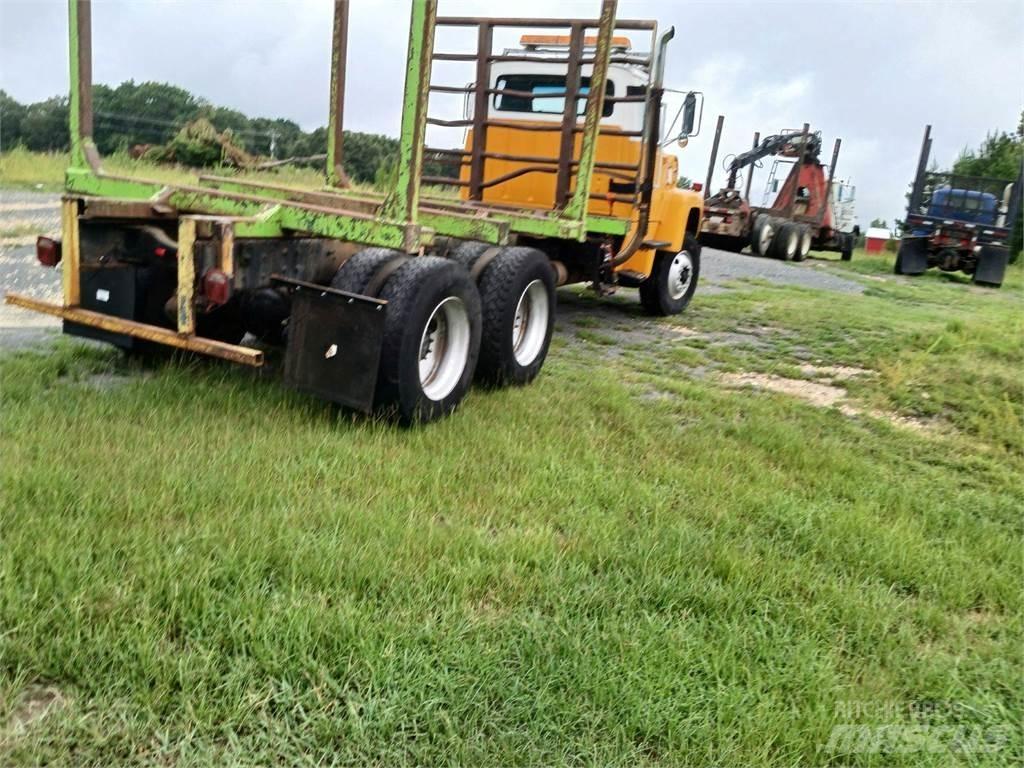 Ford L8000 Nákladné vozidlá na prepravu dreva