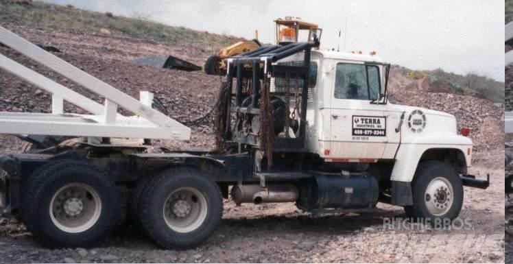 Ford LT9000 Valník s navijakom