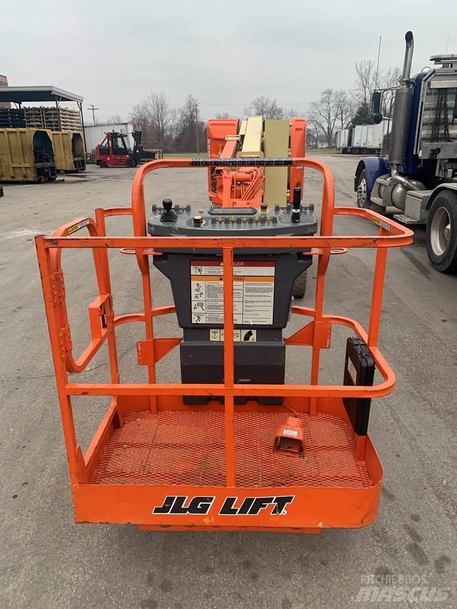 JLG E300AJ Vertikálne stĺpové výťahy