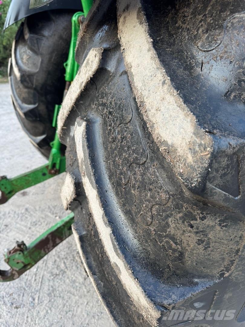 John Deere 6215R Traktory