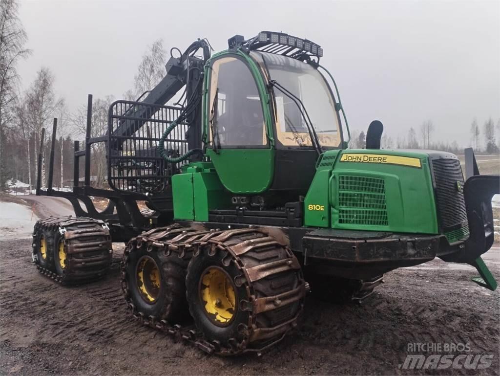 John Deere 810 E Lesné traktory