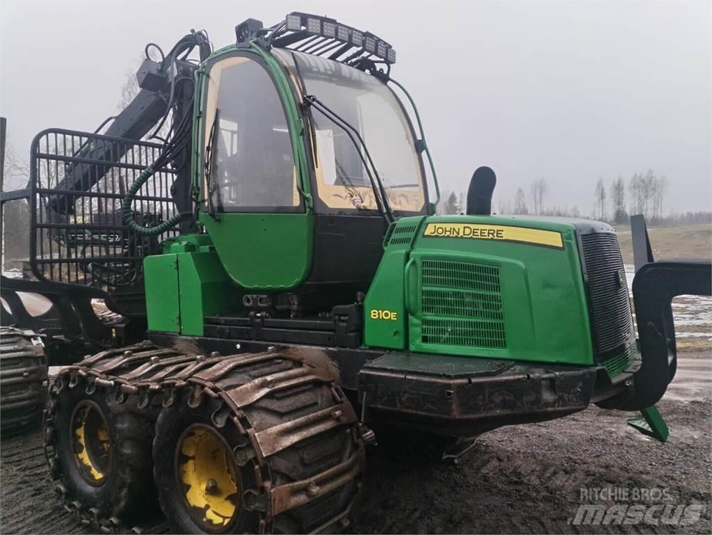 John Deere 810 E Lesné traktory
