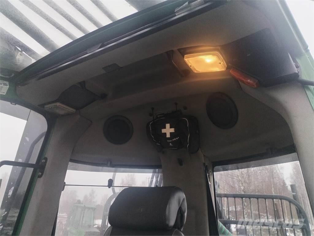 John Deere 810 E Lesné traktory