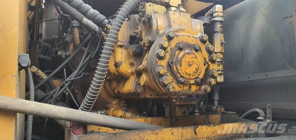 Komatsu PC300-3 Pásové rýpadlá