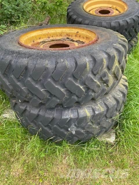  4ST LASTMASKINSDÄCK Pneumatiky, kolesá a ráfiky