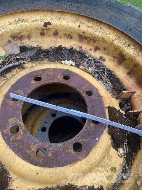  4ST LASTMASKINSDÄCK Pneumatiky, kolesá a ráfiky