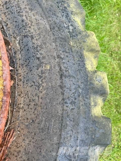  4ST LASTMASKINSDÄCK Pneumatiky, kolesá a ráfiky