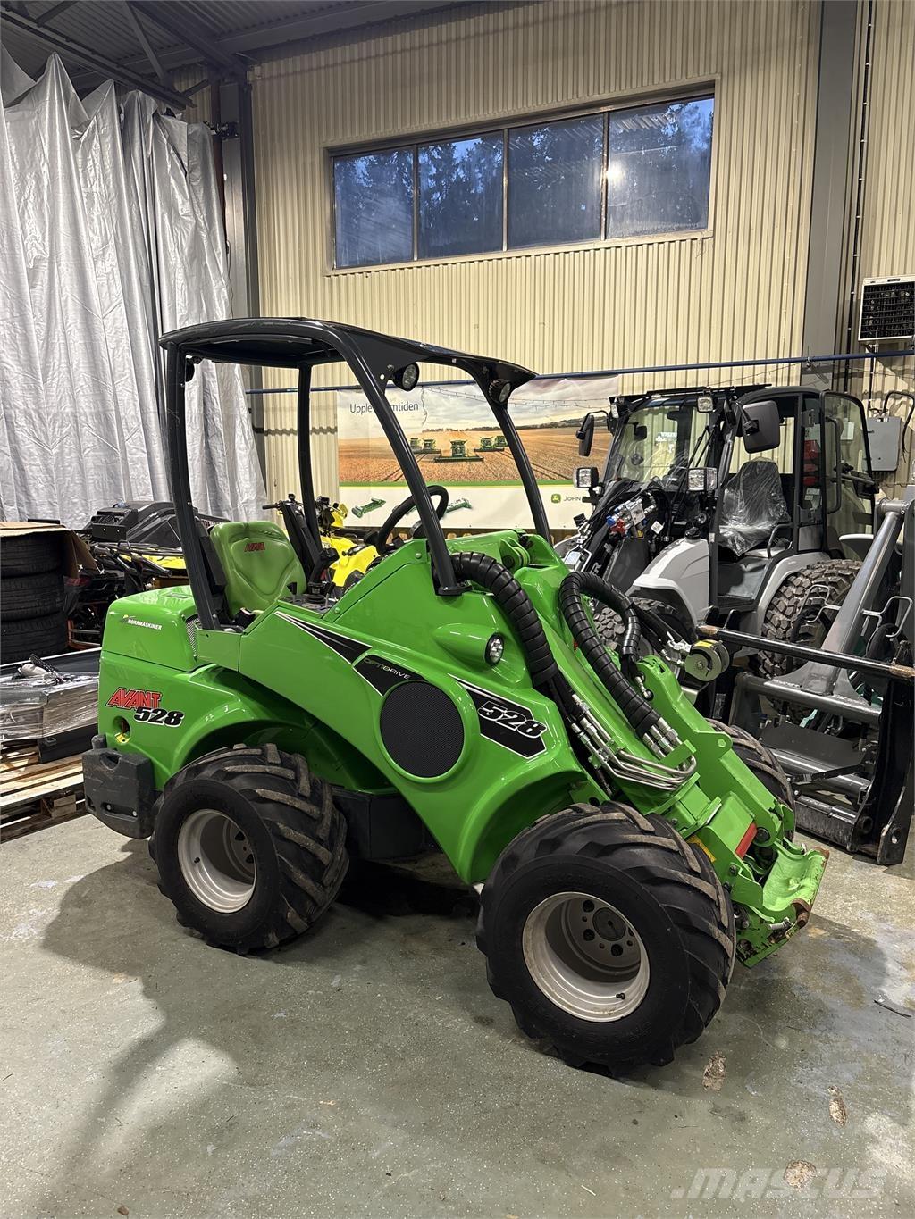 Avant 528 Šmykom riadené nakladače