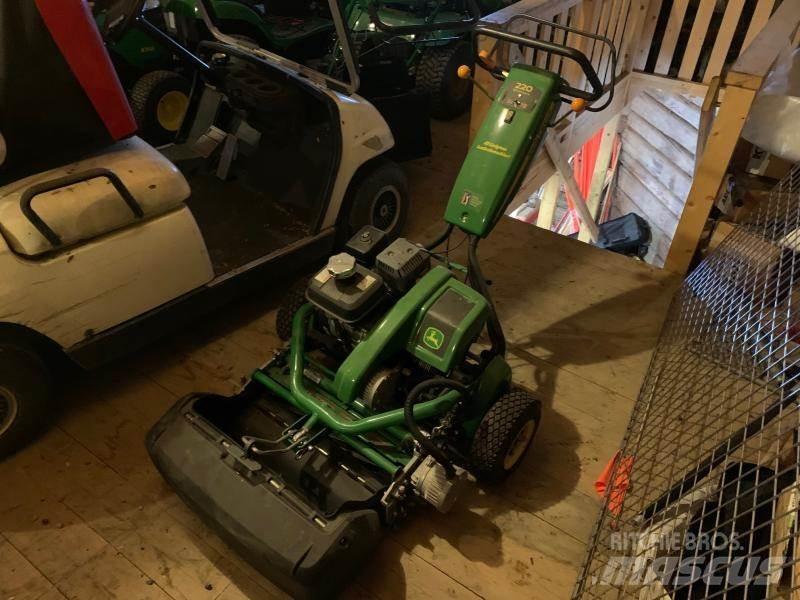 John Deere 220 Samochodné kosačky