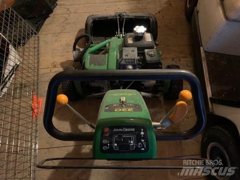John Deere 220 Samochodné kosačky