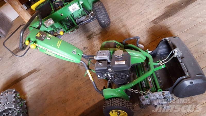 John Deere 220 Samochodné kosačky