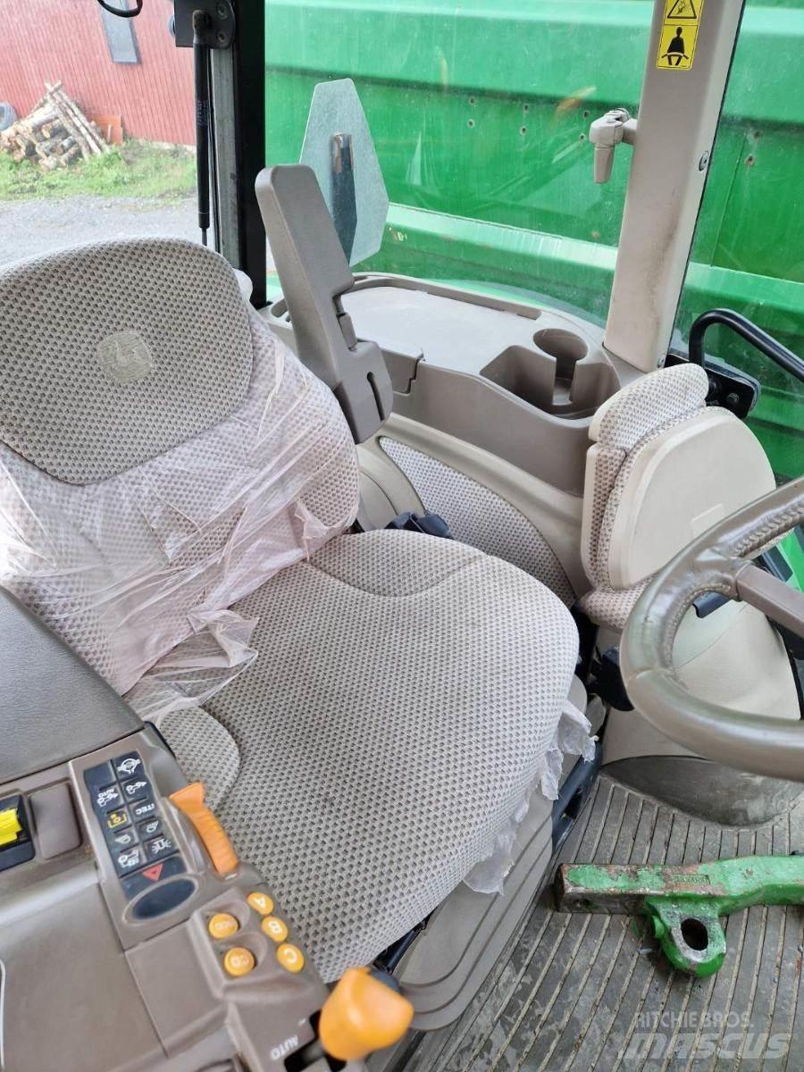 John Deere 5125 R Traktory
