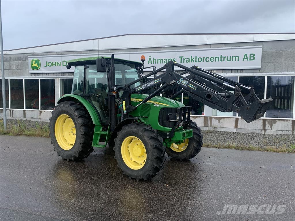 John Deere 5820 Traktory