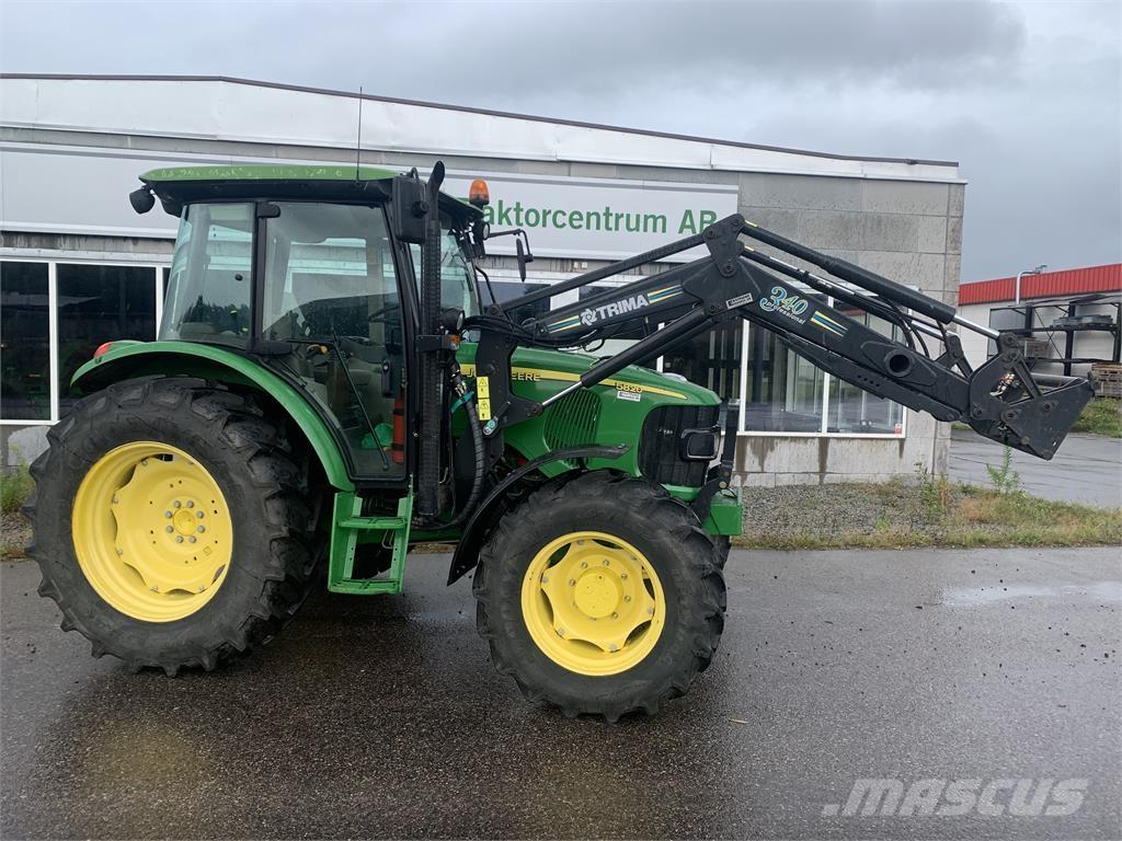 John Deere 5820 Traktory