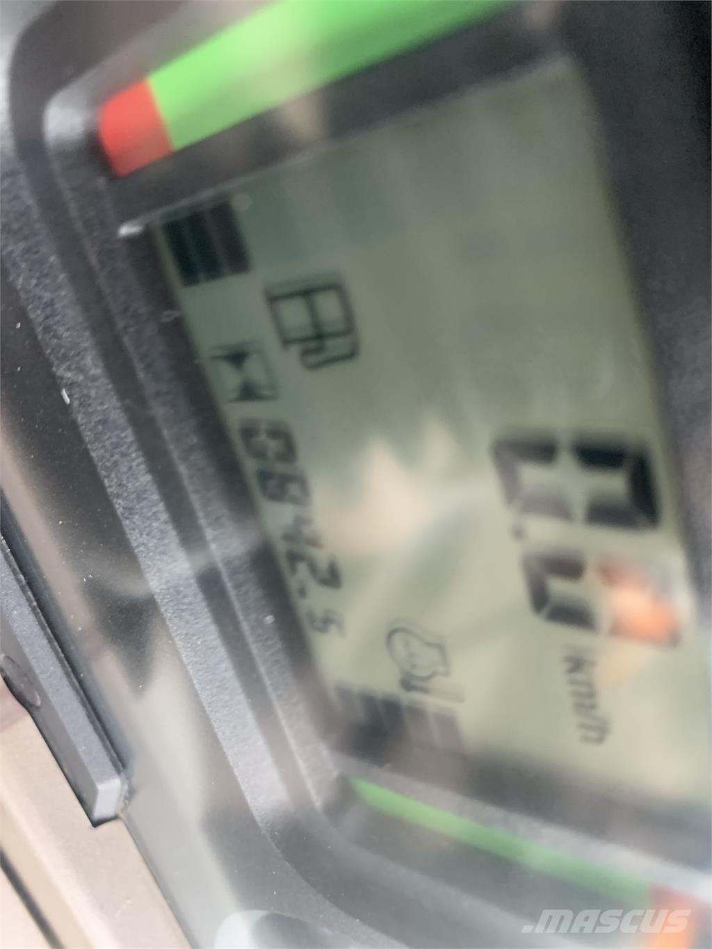 John Deere 5820 Traktory