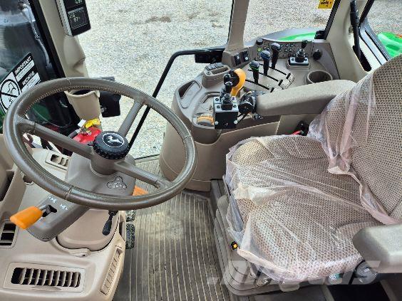 John Deere 6090M Traktory