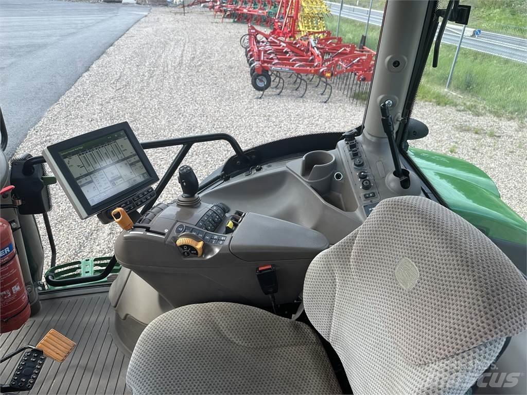 John Deere 6215R Traktory