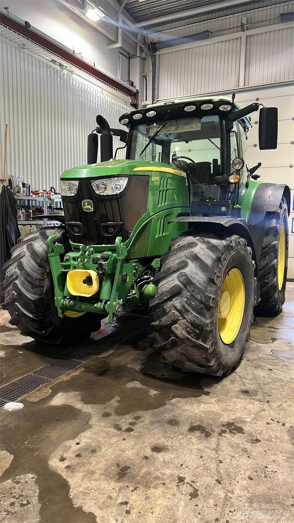 John Deere 6215R Traktory
