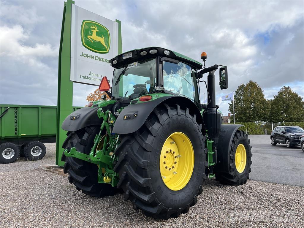 John Deere 6215R Traktory
