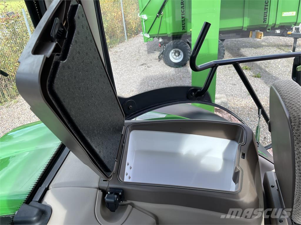 John Deere 6215R Traktory