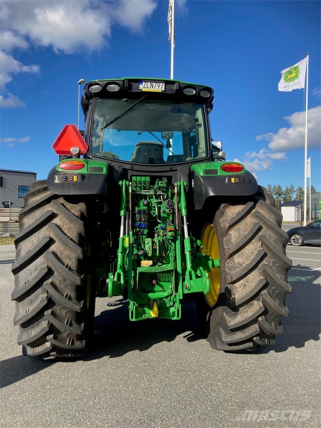 John Deere 6215R Traktory