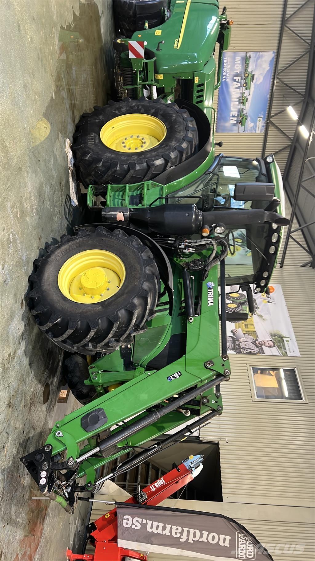 John Deere 6215R Traktory