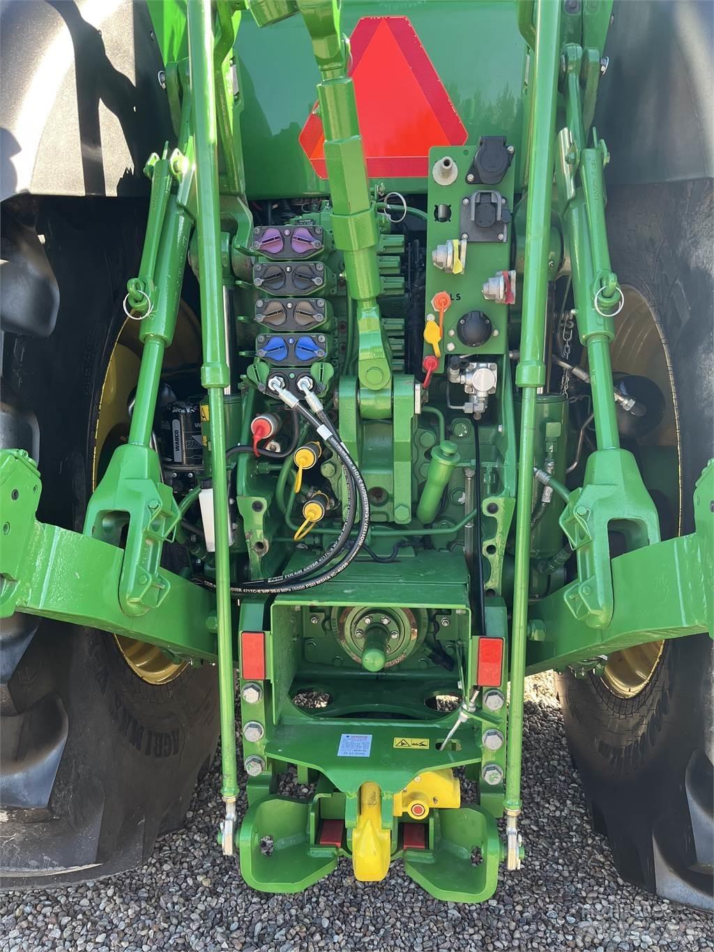 John Deere 8370R Traktory