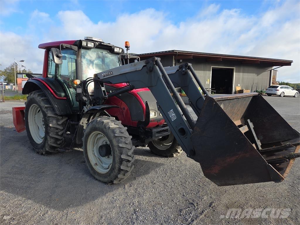 Valtra N121 Traktory