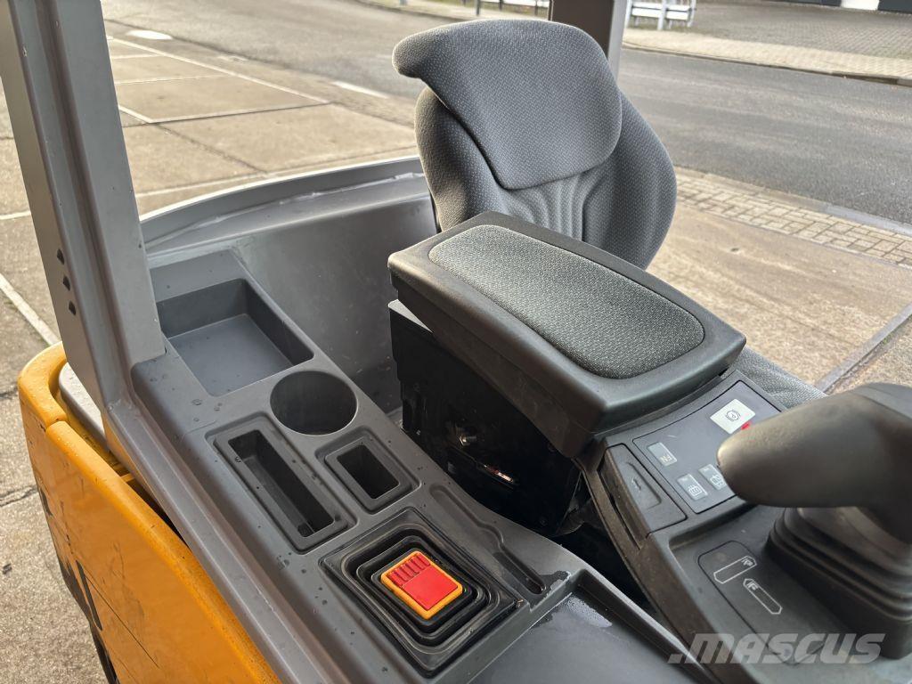 Jungheinrich EFG 320 Akumulátorové vozíky