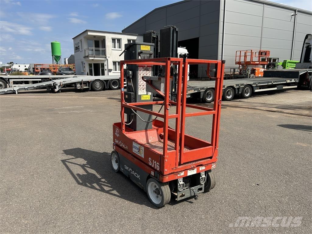 SkyJack SJ16 Kompaktné samohybné kĺbové plošiny