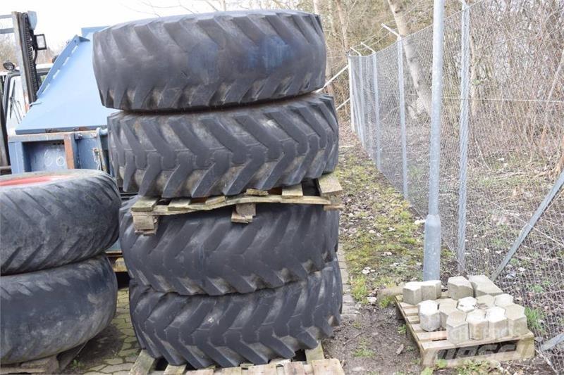 JCB 4 CX Pneumatiky, kolesá a ráfiky
