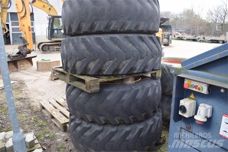 JCB 4 CX Pneumatiky, kolesá a ráfiky