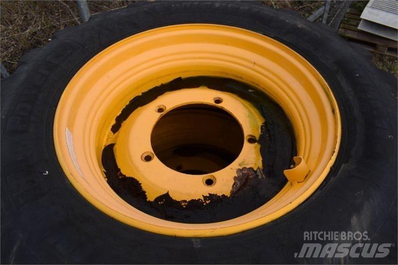 JCB 4 CX Pneumatiky, kolesá a ráfiky