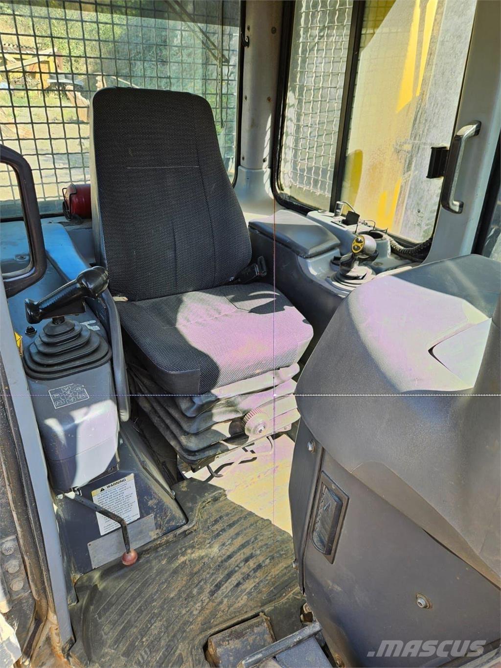 Komatsu D61PX-15 Pásové dozéry