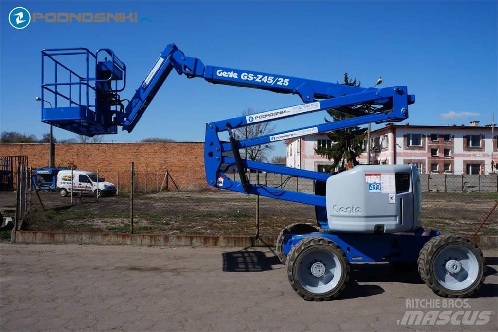 Genie Z45/25J Kĺbové plošiny