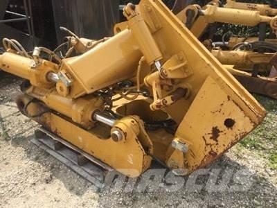 CAT D8T Ripper, S/S Ďalšie komponenty