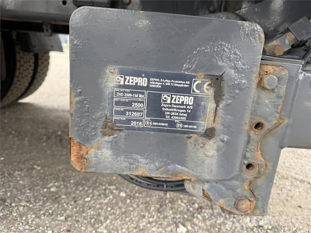 Scania G320 4x2 Nákladné vozidlá s bočnou zhrnovacou plachtou