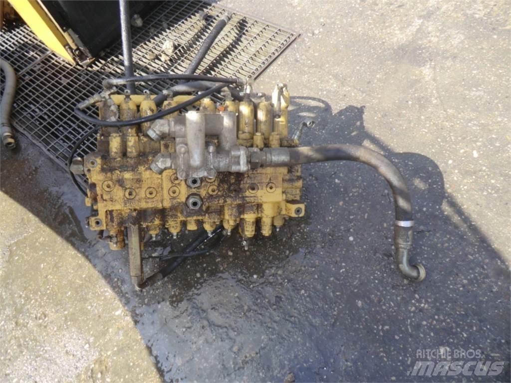 CAT 231D Pásy, reťaze a podvozok