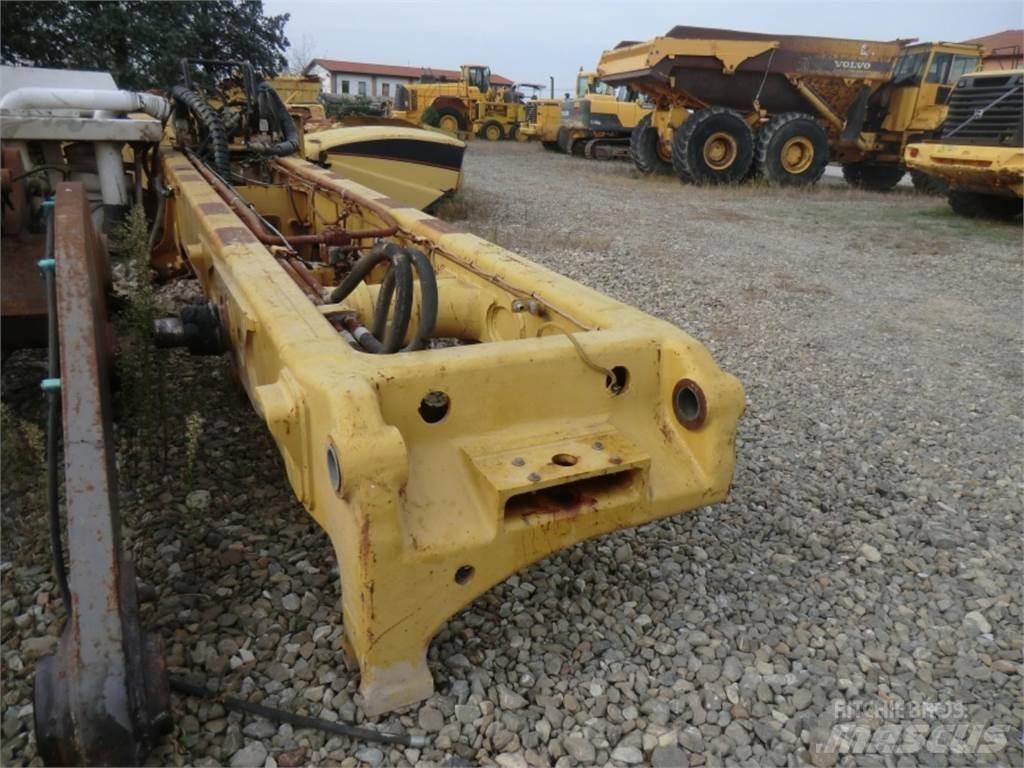 CAT 323D Podvozky a zavesenie kolies