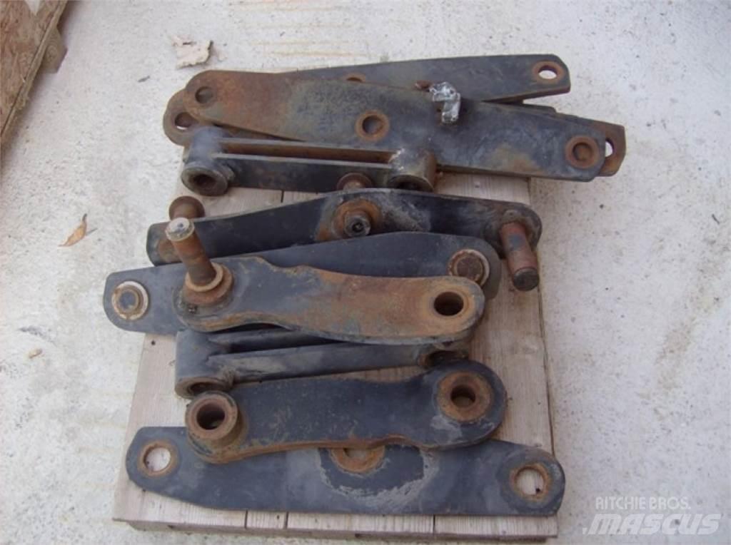 CAT 438C Podvozky a zavesenie kolies