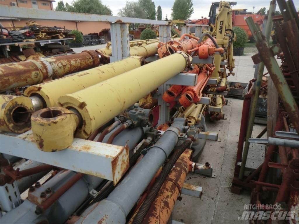 CAT 438C Stavebníctvo - ostatné