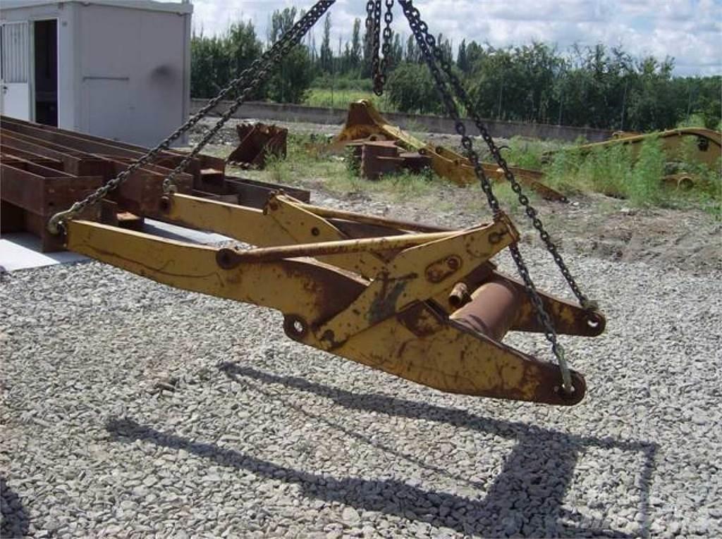 CAT 910 Podvozky a zavesenie kolies