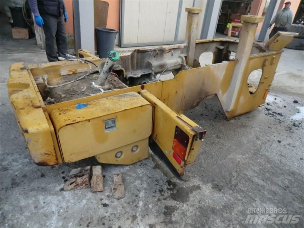 CAT 928G Podvozky a zavesenie kolies