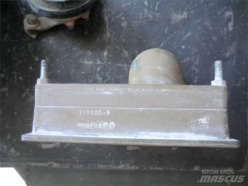 CAT 953 Podvozky a zavesenie kolies