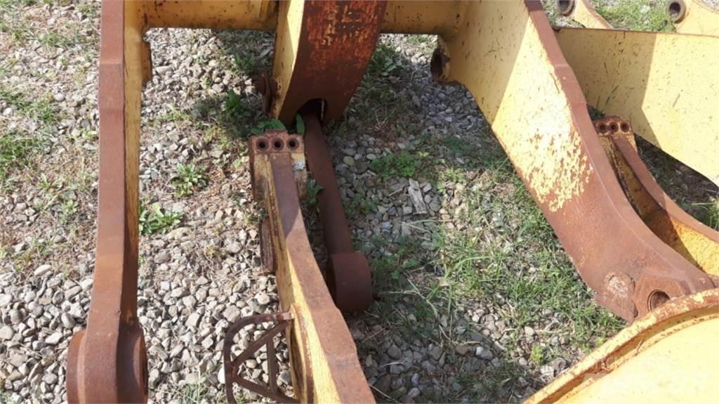CAT 953 Podvozky a zavesenie kolies