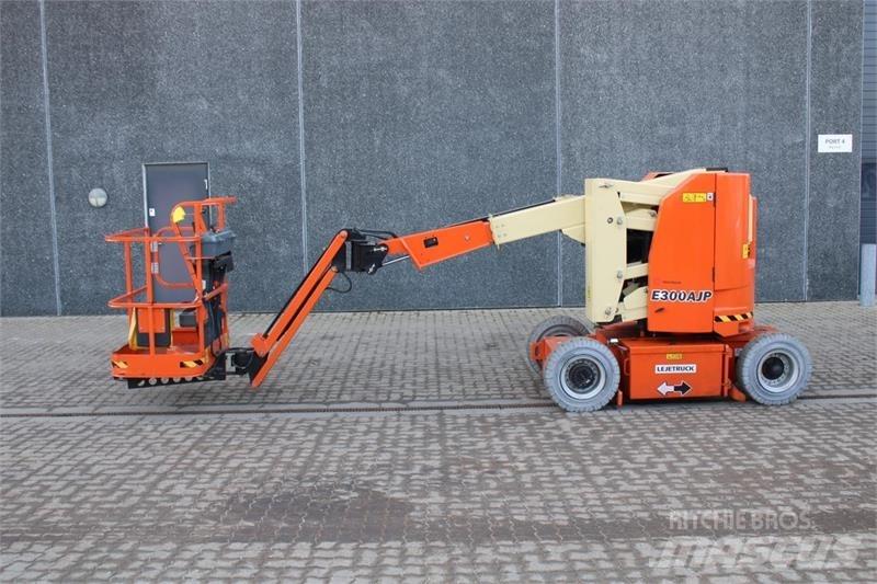 JLG E300AJP Kĺbové plošiny