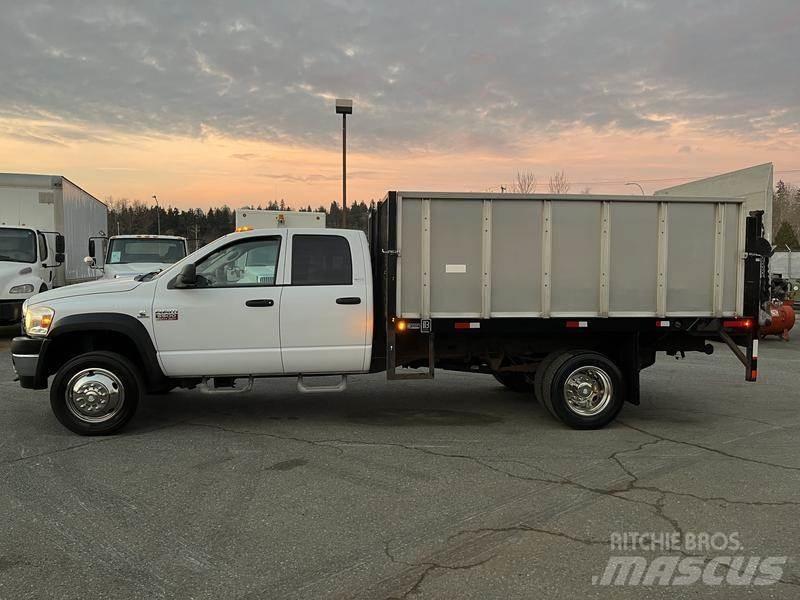 Dodge Ram 5500 Plošinové nákladné automobily/nákladné automobily so sklápacími bočnicami