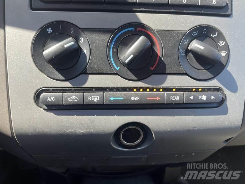 Ford Expedition Automobily