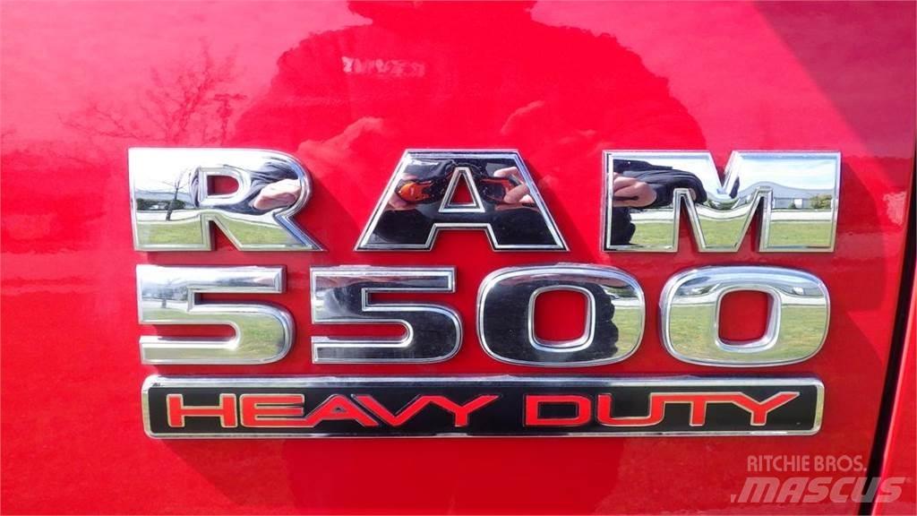 RAM 5500 Plošinové nákladné automobily/nákladné automobily so sklápacími bočnicami